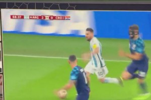 當(dāng)克羅斯看到梅西神奇助攻后表示：他配得上世界杯冠軍！??