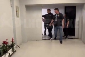 始終是球迷們的心頭好！桑托斯球迷為內(nèi)馬爾加油打氣！