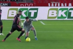 ??降智光環(huán)專治門將！本澤馬效應，門將在場上的失智行為！