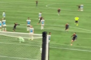 帥??！美職聯(lián)禁區(qū)精彩人球分過(guò)破門(mén)