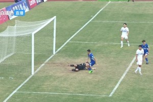 隊(duì)友完全沒想到！中甲遼寧鐵人門將送禮式“脫手”導(dǎo)致球隊(duì)被絕平