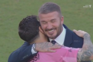 球隊(duì)首次斬獲美職聯(lián)總冠軍！小貝賽后緊緊擁抱梅西！