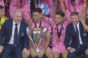 老男孩完美謝幕！奪冠慶祝布斯克茨與阿爾巴C位，身旁是老板！