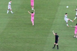 終場(chǎng)哨響后，梅西振臂歡呼，隨后和阿連德?lián)肀г谝黄穑? >
                                        </div>
                                    </div>
                                                                        <div   id=