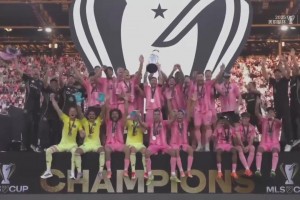 率隊(duì)奪美職聯(lián)總冠軍！梅西捧起冠軍獎(jiǎng)杯全隊(duì)歡呼慶祝！