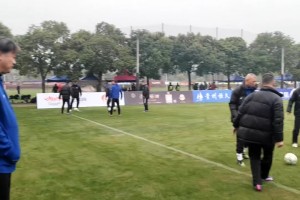 湖北隊(duì)賽前熱身！蔡晟在場邊旁觀，現(xiàn)場氣氛十分輕松~