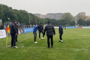 湖北隊(duì)賽前熱身互相傳接球，積極準(zhǔn)備迎戰(zhàn)上海老克勒！