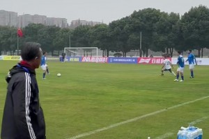 奚志康指揮時(shí)不忘奚落對(duì)方球員“騙”犯規(guī)：唉啥？你一個(gè)人踢球啊